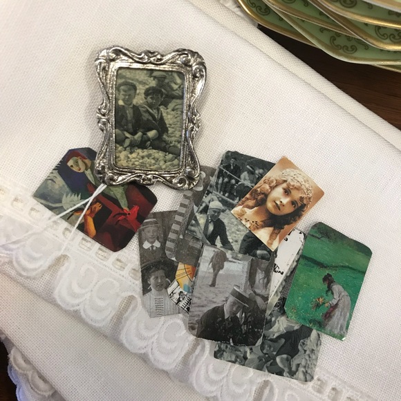 Vintage Jewelry - Pin Frame Brooch With interchangeable Pictures Vintage Jewelry - Pin Frame Brooch With interchangeable Pictures